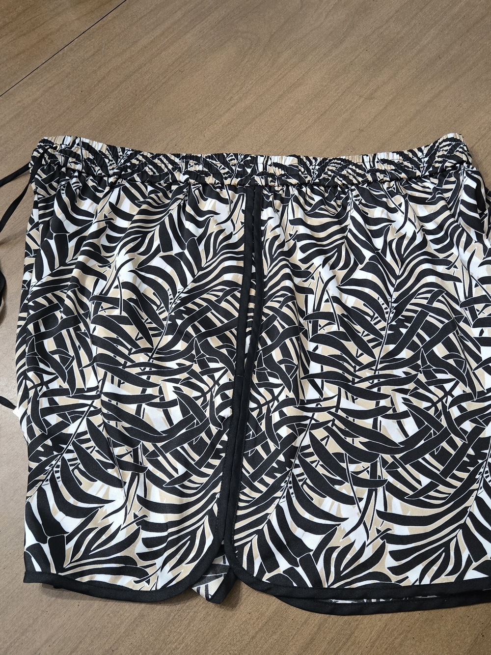 Michael Kors Black and White Leaf-Print Women’s Shorts